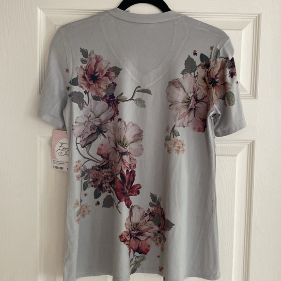 Blumin short sleeve v-neck top with floral detailing. - Picture 4 of 7